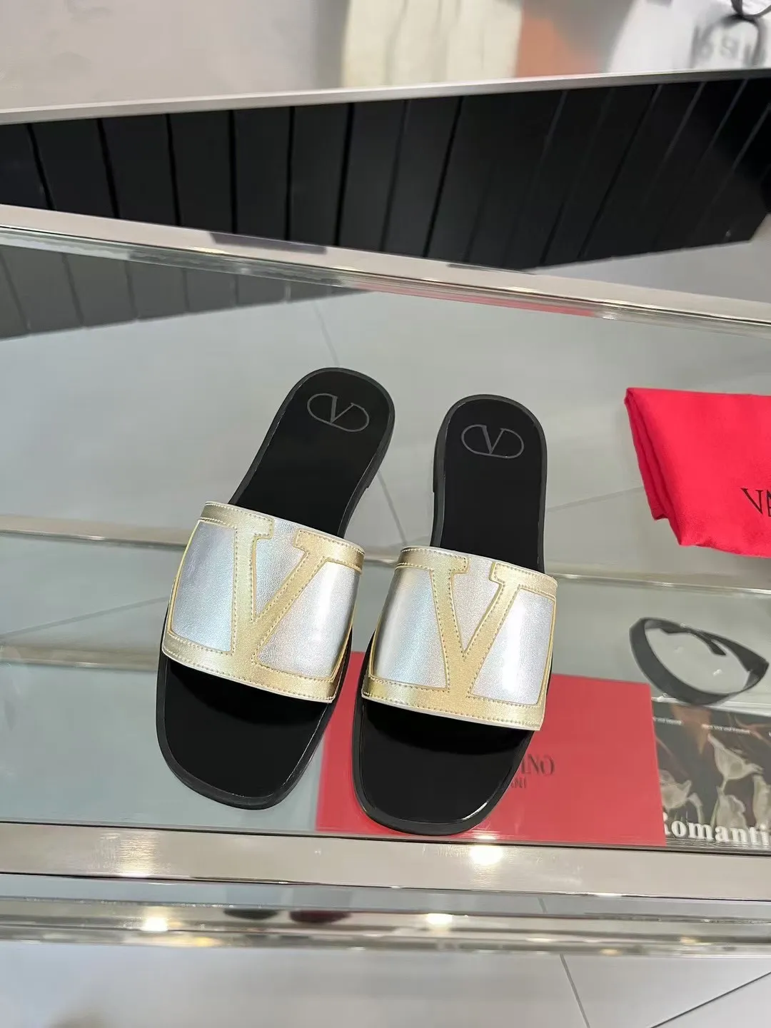 👟👟Ex-factory price 340👟👟 Valentino, 25 new spring and summer Valentino color-blocked flat flops, sizes 35-43